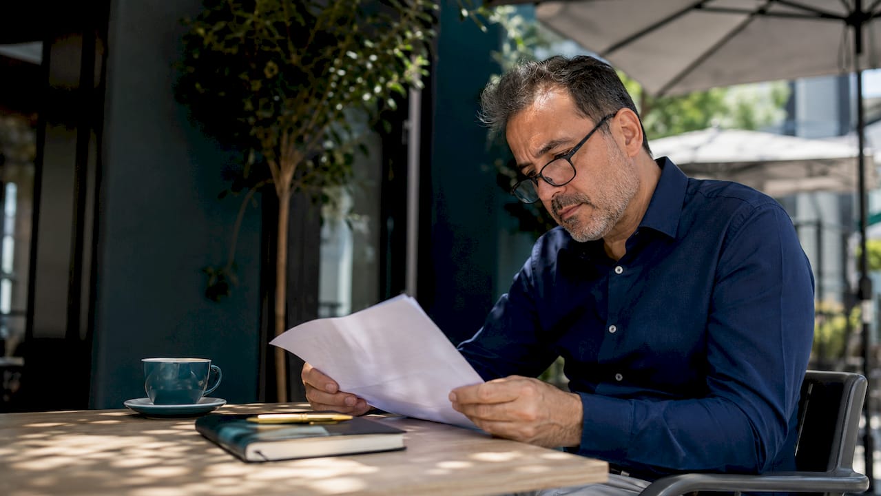 Un hombre revisa la documentación necesaria para obtener la residencia en España.
