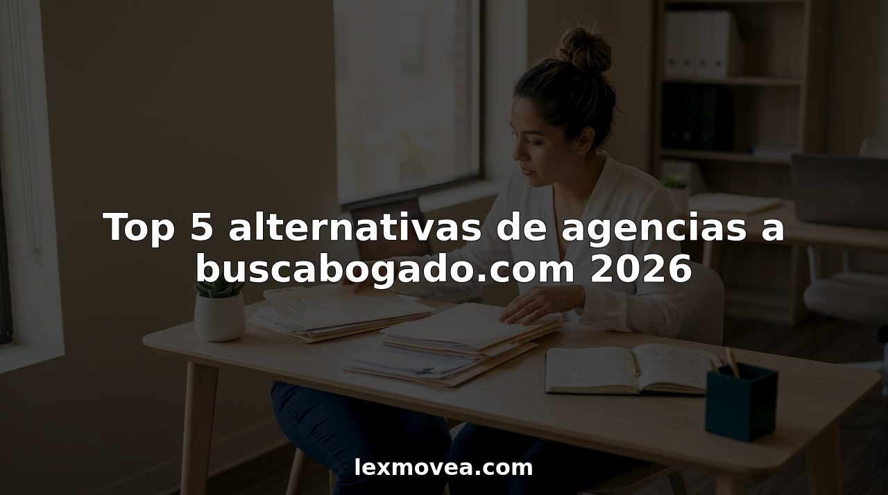 Abogada latina revisando expedientes de inmigración en un espacio de trabajo compartido