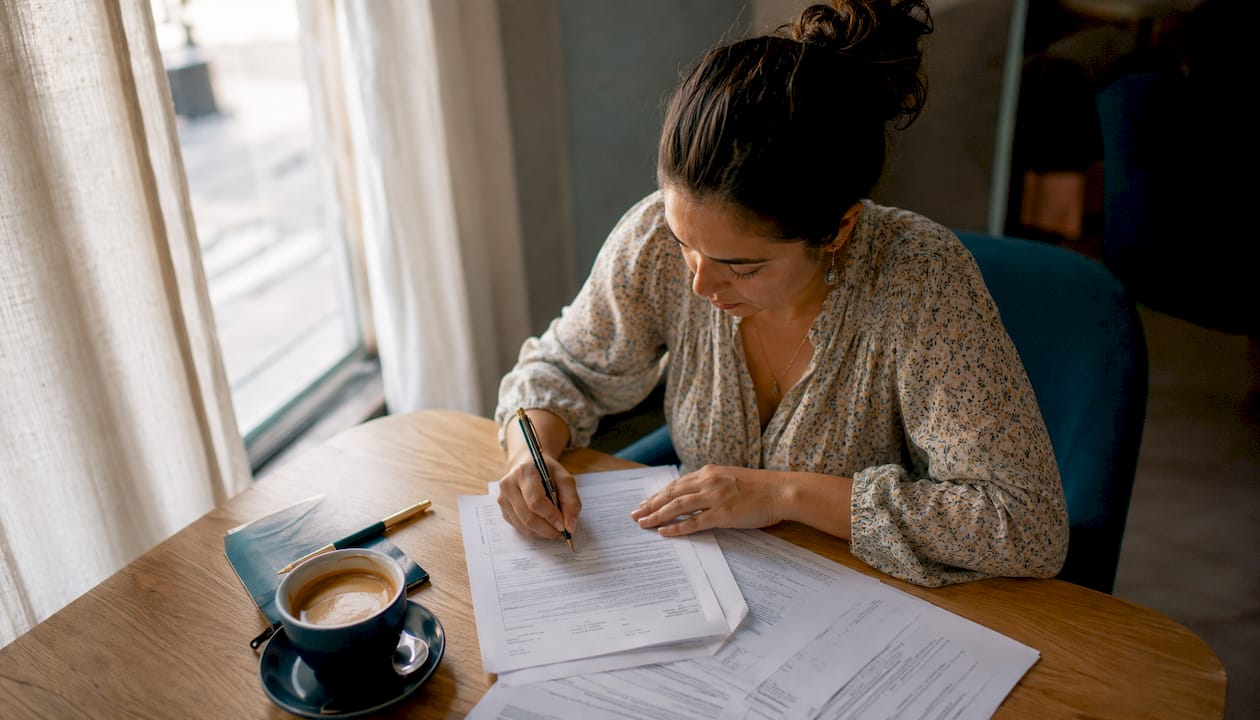 Una mujer revisa y completa los trámites de inmigración desde la comodidad de su hogar.