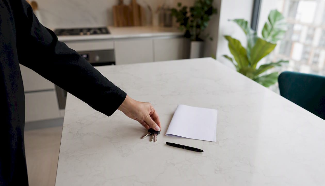 Entrega de llaves y firma del contrato de alquiler de vivienda en España