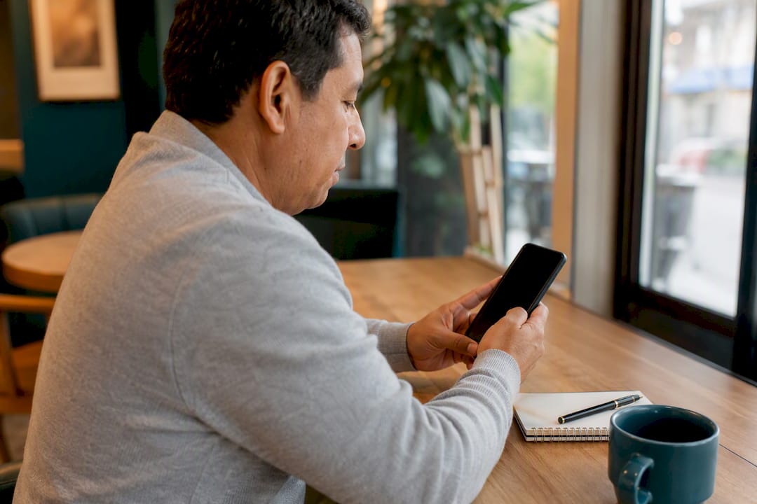Mano sosteniendo un móvil para acreditación digital
