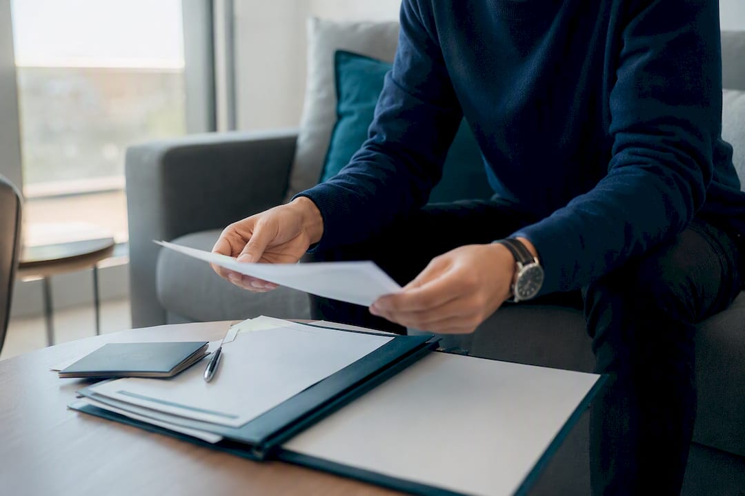 Manos organizando documentos para la solicitud de residencia