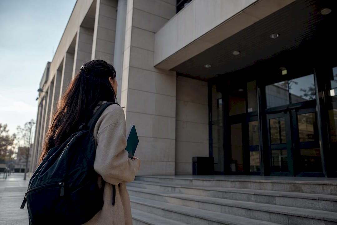 Estudiante llegando a la oficina de extranjería