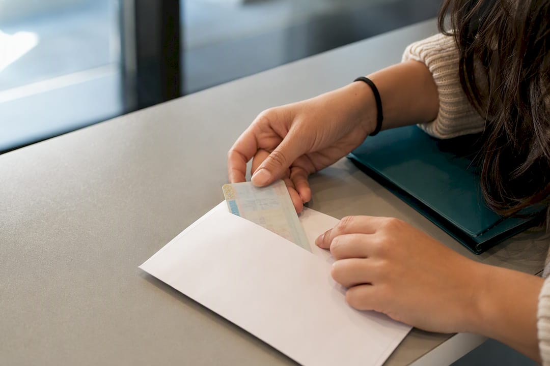 Estudiante consultando su tarjeta de residencia