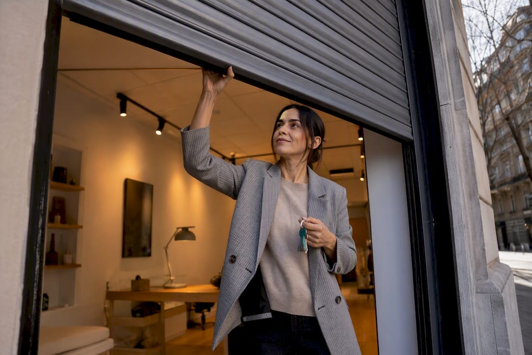 Profesional extranjera inaugurando su estudio en Madrid
