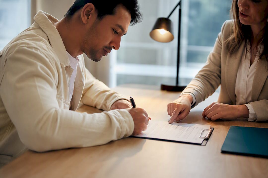 Persona firmando un contrato de trabajo para una modificación