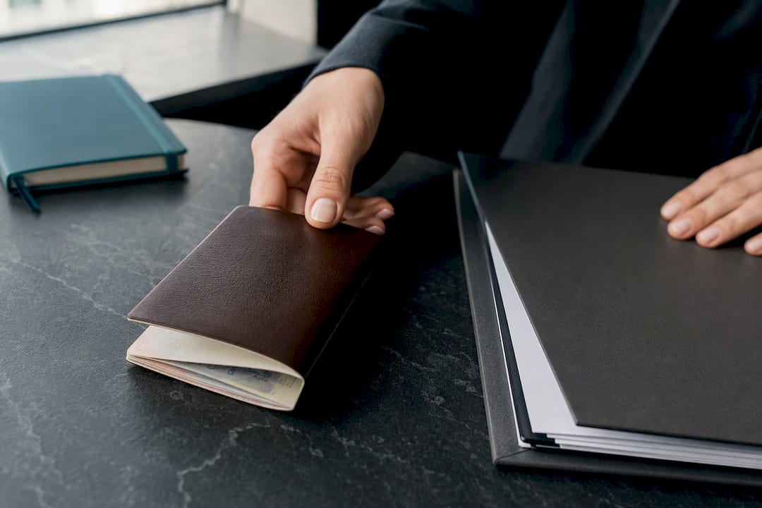 Pasaporte vencido junto con documentos de residencia