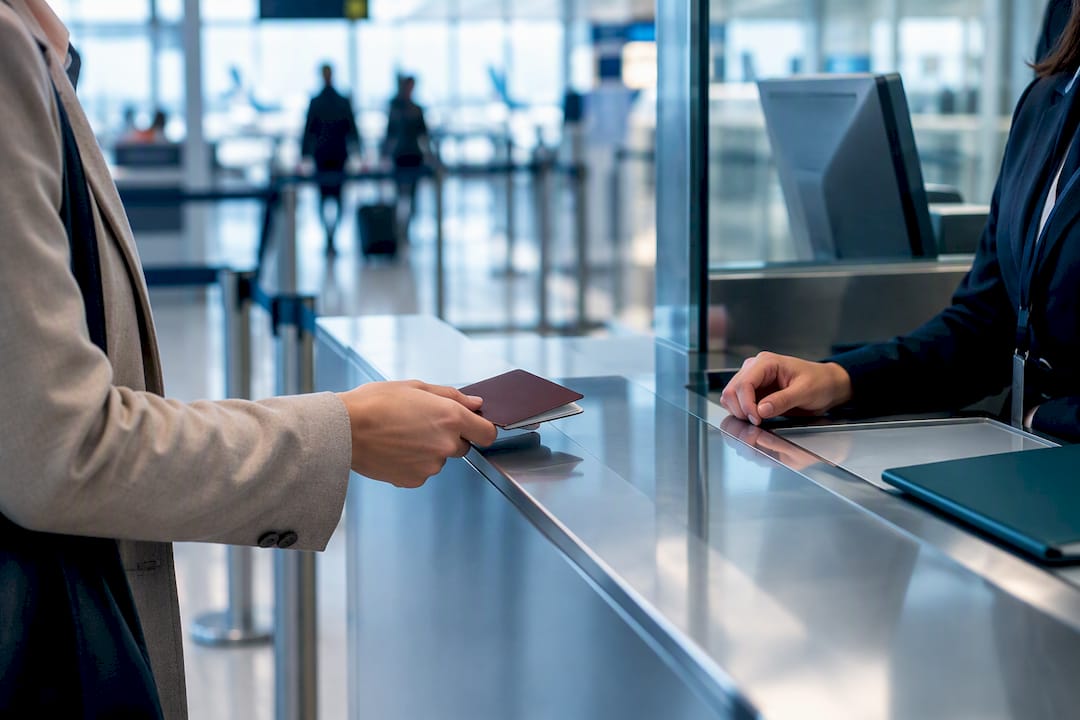 Pasaporte mostrado en el control de frontera